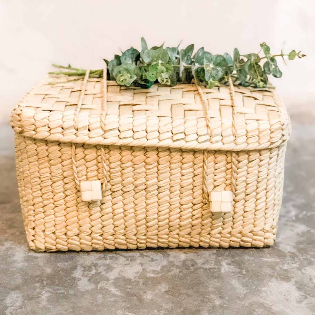 Canasta artesanal con fruta